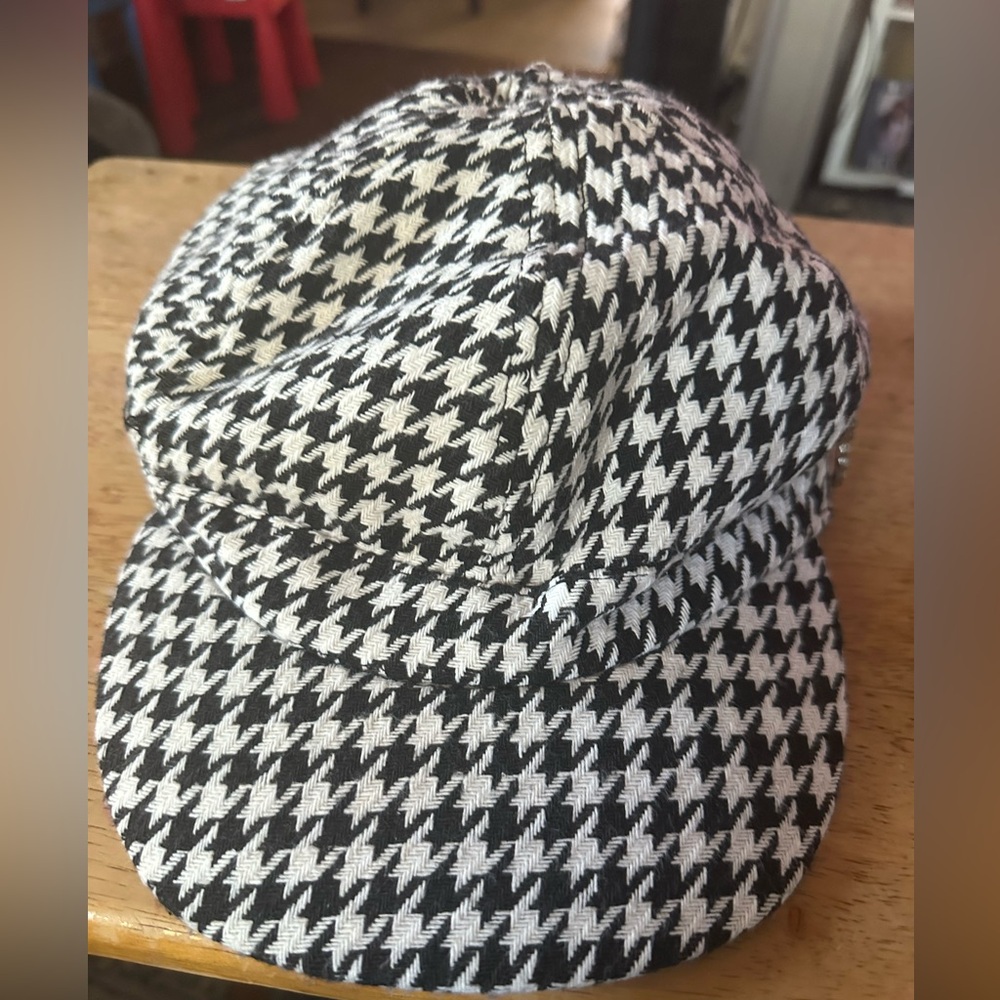 Stylish Black and White Houndstooth Cap